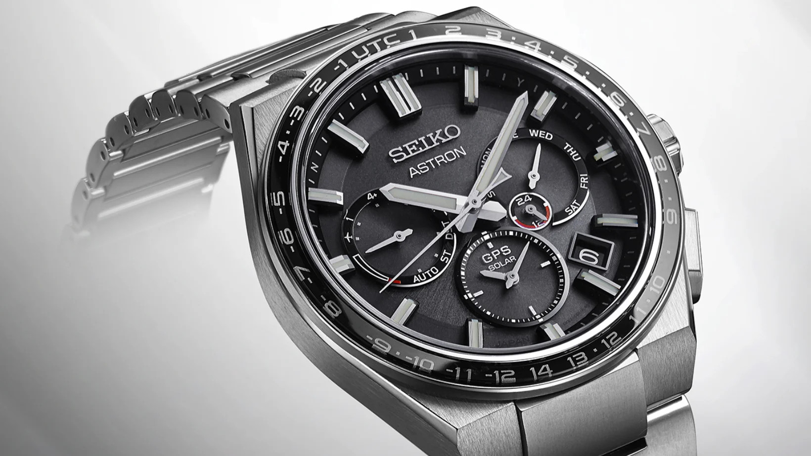 Detalle de reloj Seiko Astron GPS Solar de titanio con calibre 5X53
