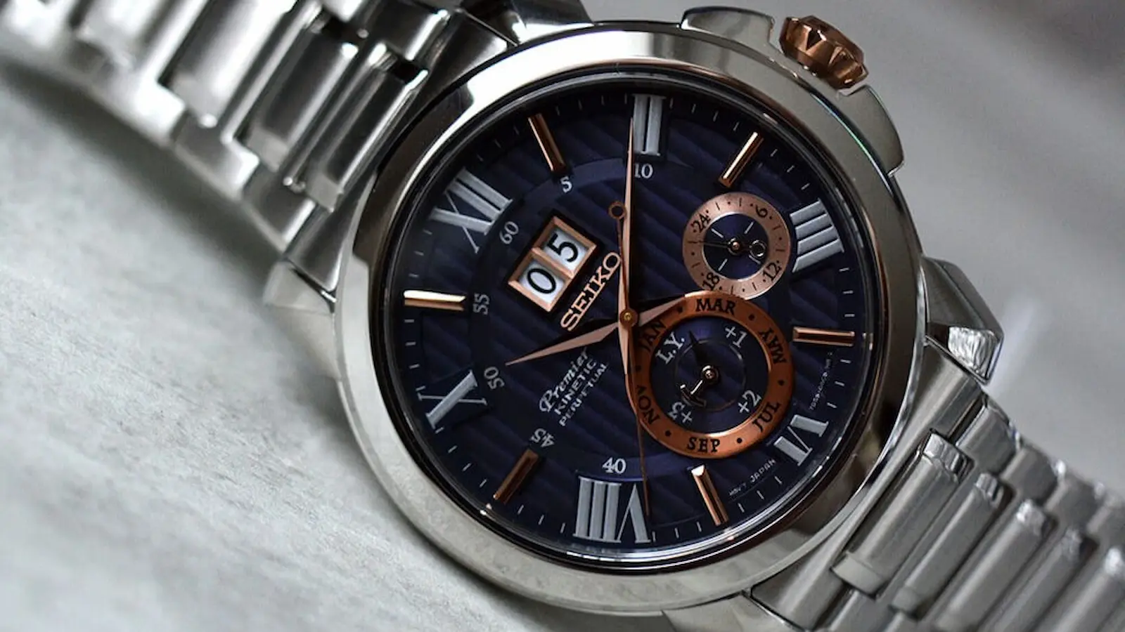 Seiko Premier Kinetic Perpetual SNP153P1 con esfera azul, calendario perpetuo y brazalete de acero