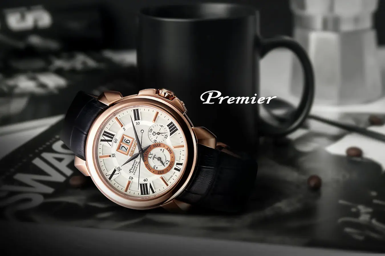 Reloj Seiko Premier Kinetic con caja en tono oro rosa, esfera blanca y correa negra