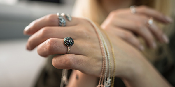 Cómo limpiar tus joyas de Pandora